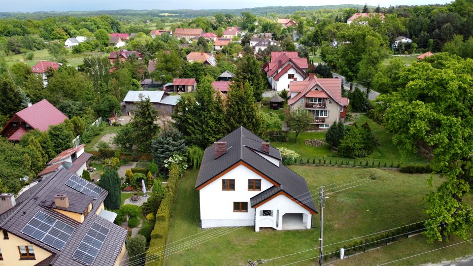 Dom z balkonem