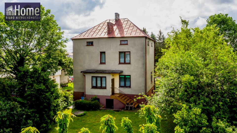 Dom z balkonem