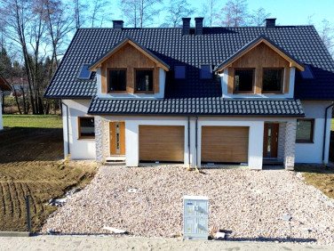 Dom z balkonem