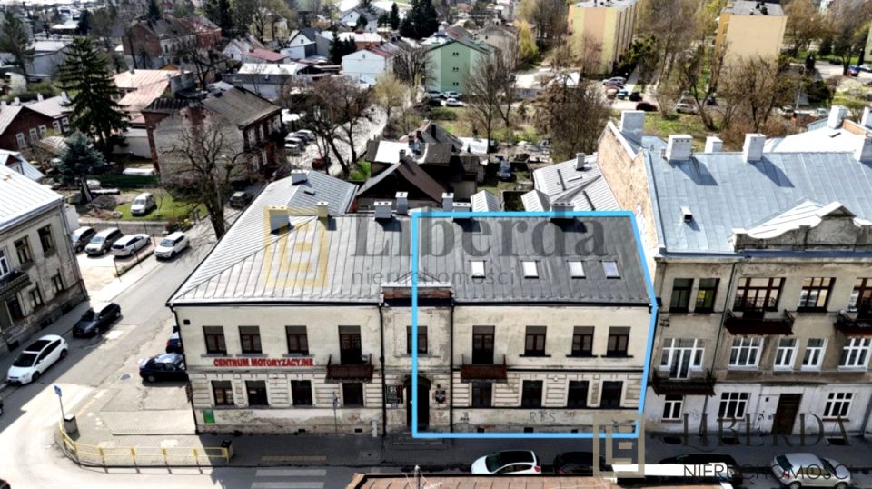 Dom z balkonem