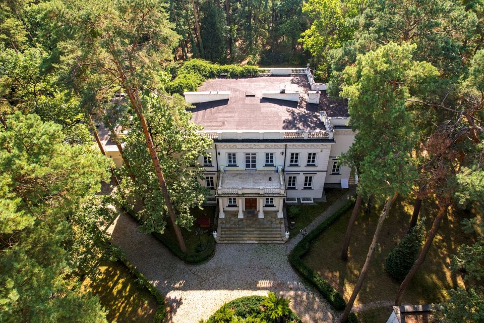 Dom z balkonem