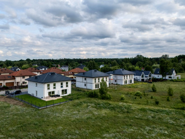 Dom z balkonem