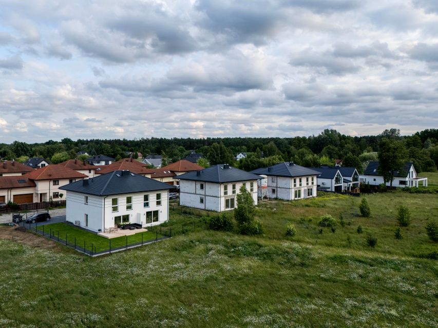 Dom z balkonem