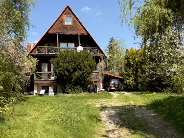 Dom z balkonem