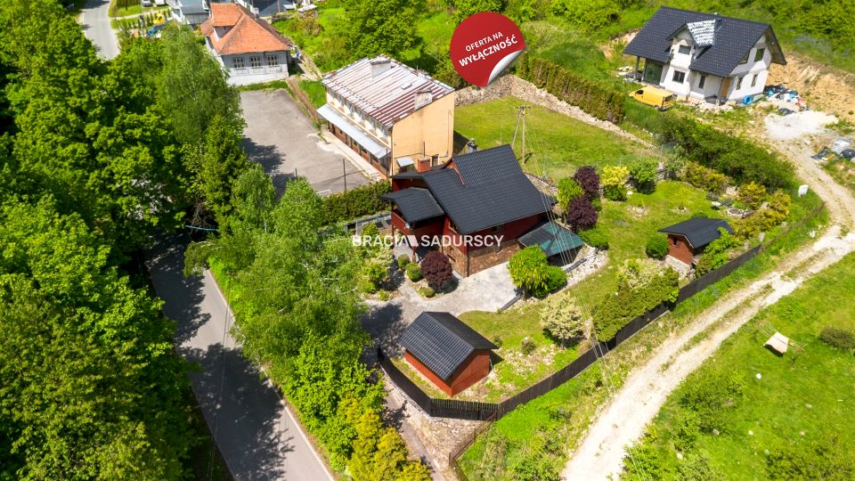 Dom z balkonem