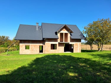Dom z balkonem