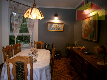 Dom z balkonem