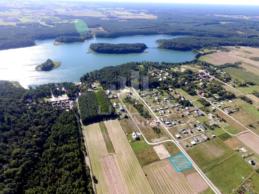 Działka nad jeziorem