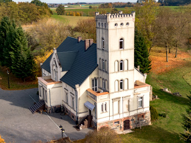 Usługowy nad jeziorem