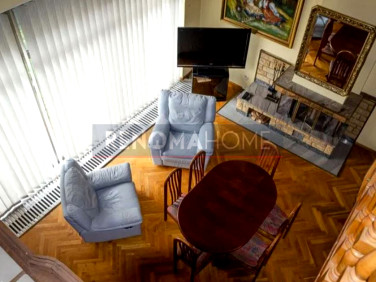 Dom z balkonem