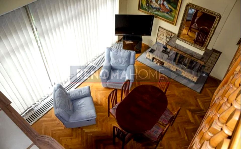 Dom z balkonem