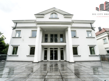 Dom z balkonem