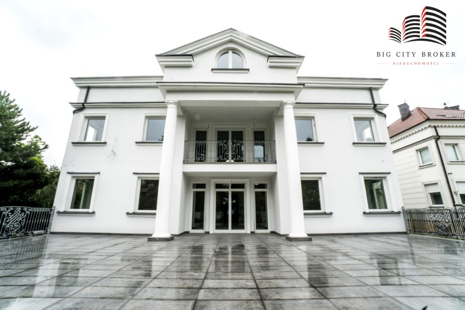 Dom z balkonem