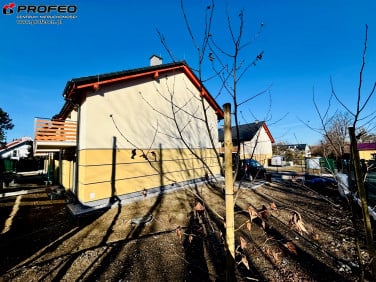 Dom z balkonem