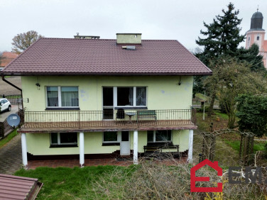 Dom z balkonem