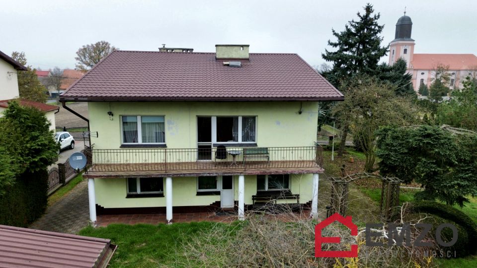 Dom z balkonem