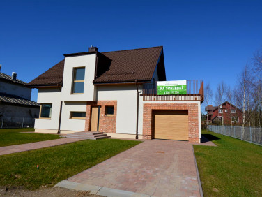 Dom z balkonem