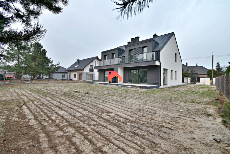 Dom z balkonem