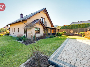 Dom z balkonem