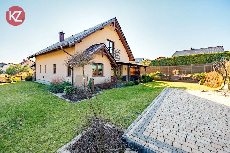 Dom z balkonem