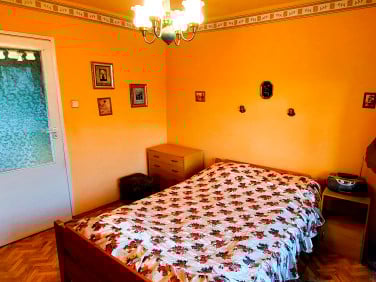 Dom z balkonem