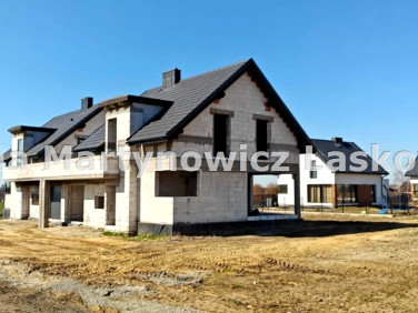 Dom z balkonem