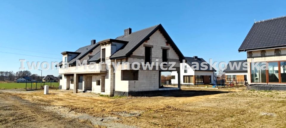 Dom z balkonem