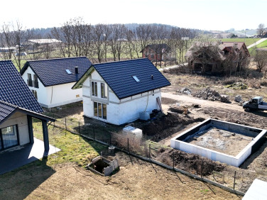 Dom z balkonem