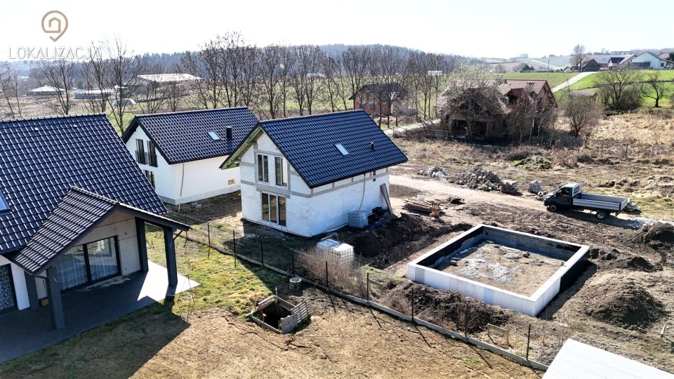 Dom z balkonem