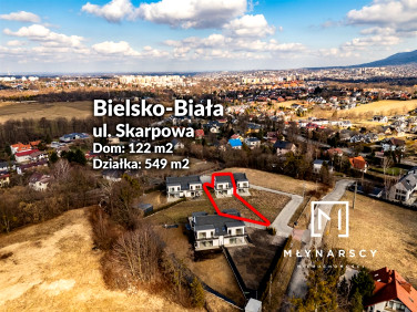 Dom z balkonem