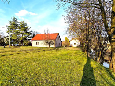 Dom z balkonem