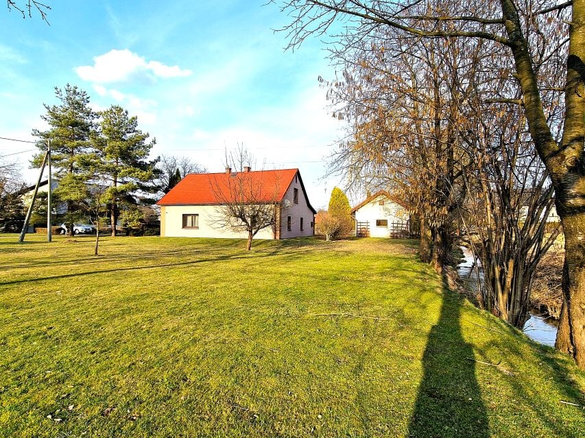 Dom z balkonem