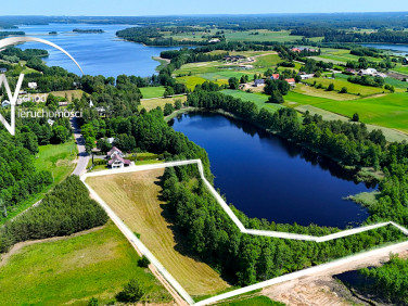 Działka nad jeziorem