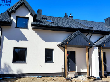 Dom z balkonem