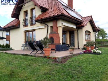 Dom z balkonem
