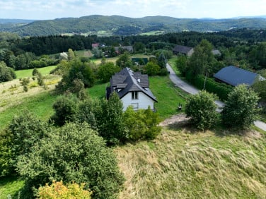 Dom z balkonem