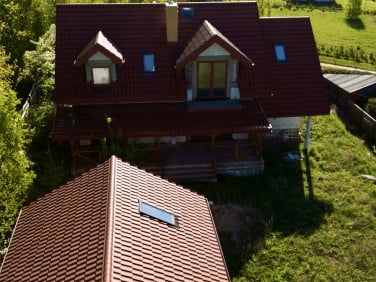 Dom z balkonem