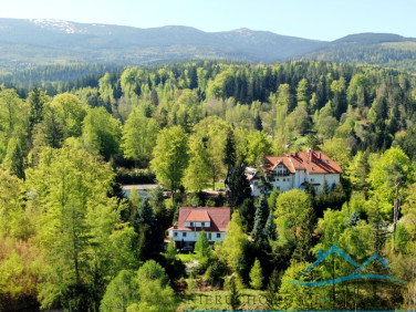 Dom z balkonem