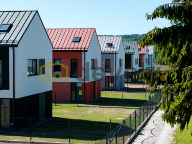 Dom z balkonem