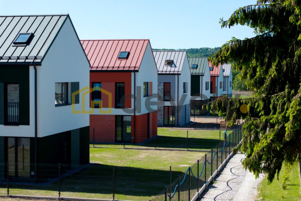 Dom z balkonem