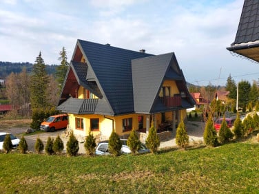 Dom z balkonem