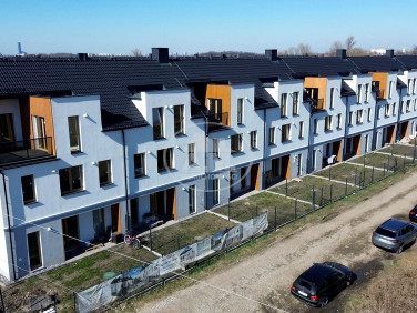 Dom z balkonem