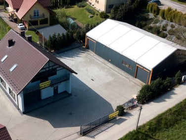 Dom z balkonem