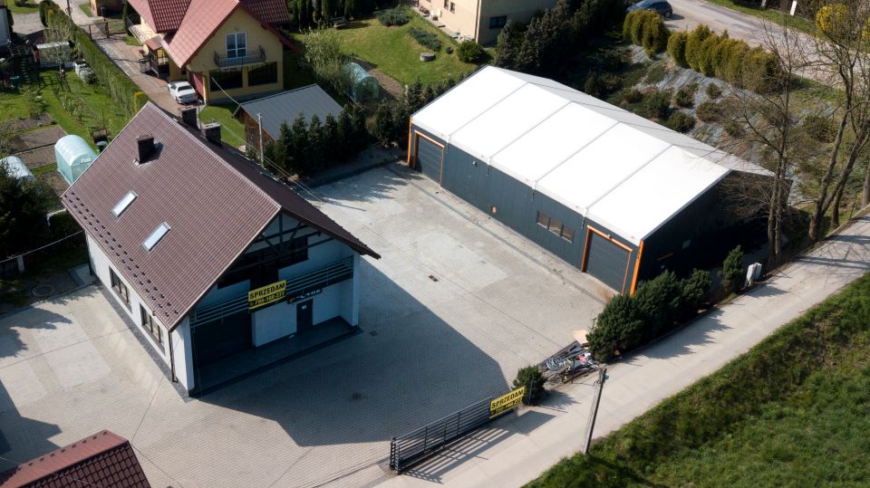 Dom z balkonem