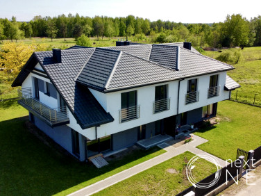 Dom z balkonem