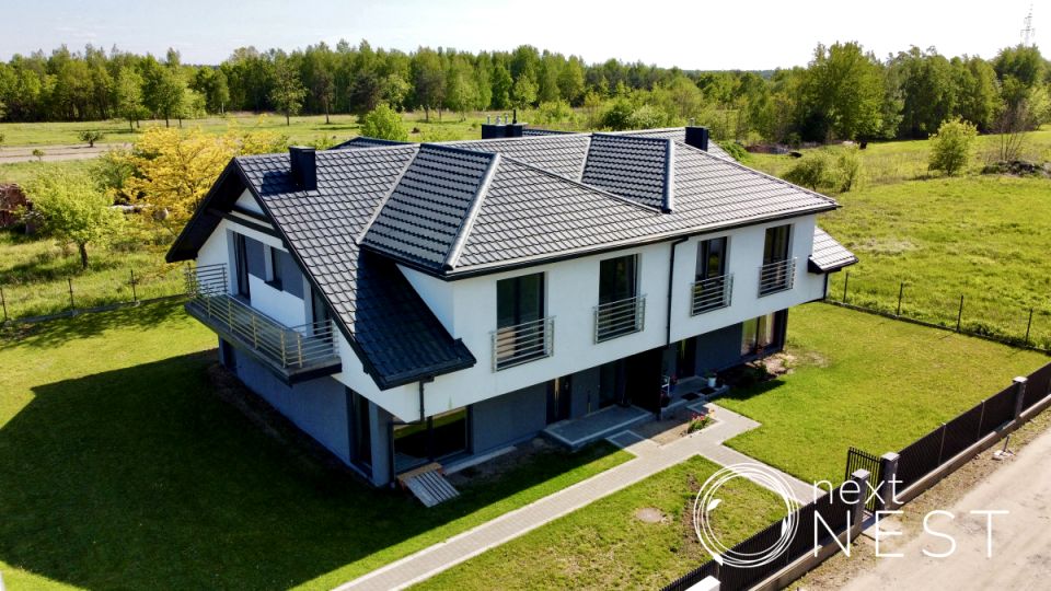 Dom z balkonem
