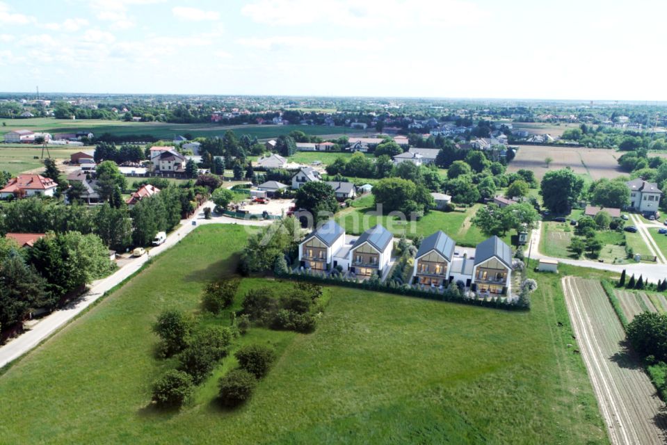 Dom z balkonem