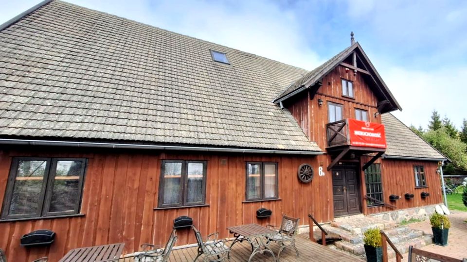 Dom z balkonem