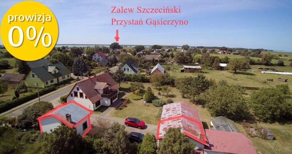 Dom z balkonem