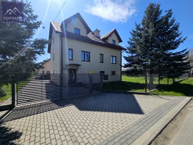 Dom z balkonem